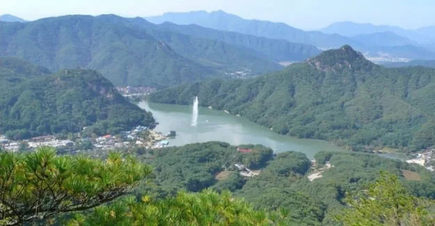 맑은날-명성산과-산정호수의-모습