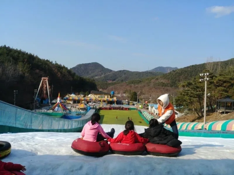 아이들이-썰매-위에-앉아있다.