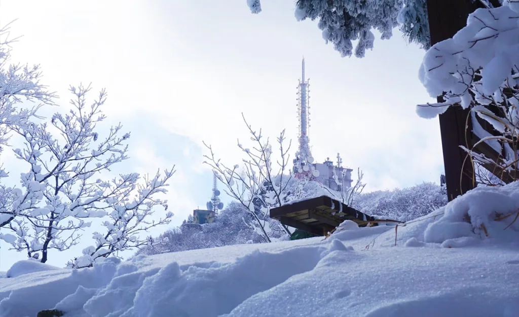 모악산-정상-송신탑-인근에-눈이-쌓여있다.