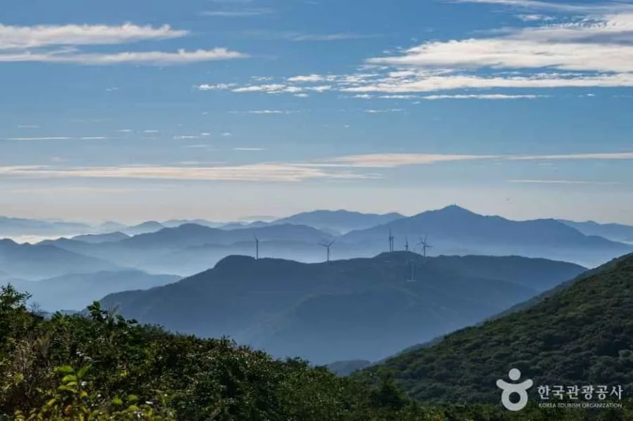 산이-겹겹이-쌓인-풍경