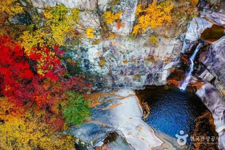 무릉계곡-주변에-단풍이-알록달록하다.