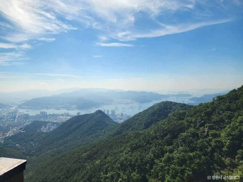 무학산-정상에서-능선과-시내가-내려다-보인다.