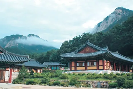 구름낀-희양산과-봉암사의-모습