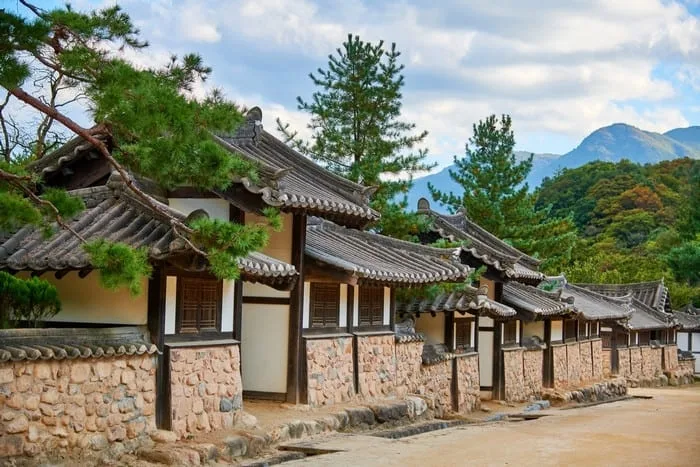 기와집-여러채가-줄-서있다.