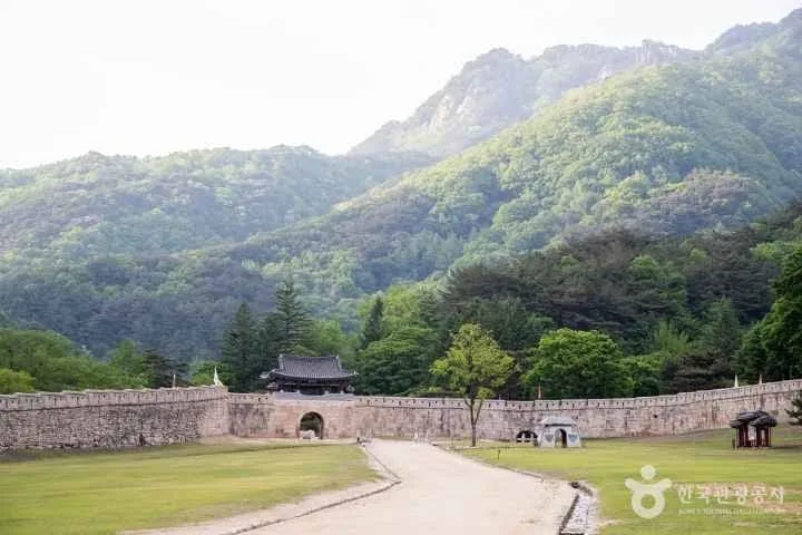 평탄한-길-끝에-기와지붕이-보인다.