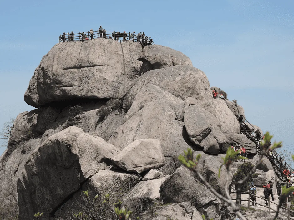 등산객들이-속리산-문장대를-올라간다.