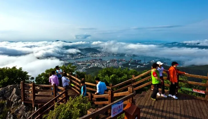 미륵산-정상부에-등산객이-여럿-있다.