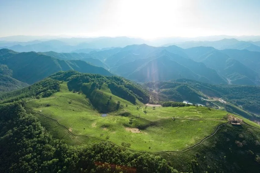 민둥산-정상부가-초목없이-드러나있다.