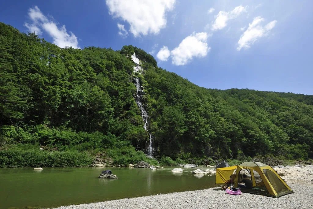 백석폭포가-힘차게-떨어지고-있다.