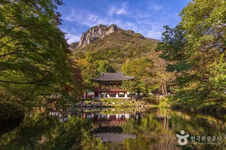 백양사-쌍계루에-백암산과-암자가-비쳐보인다.