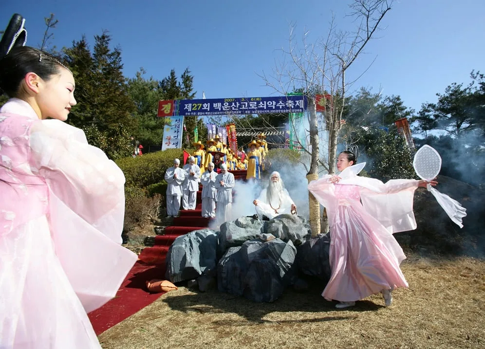 선녀와-산신령-복장의-사람들이-고로쇠-약수-축제에서-춤춘다.