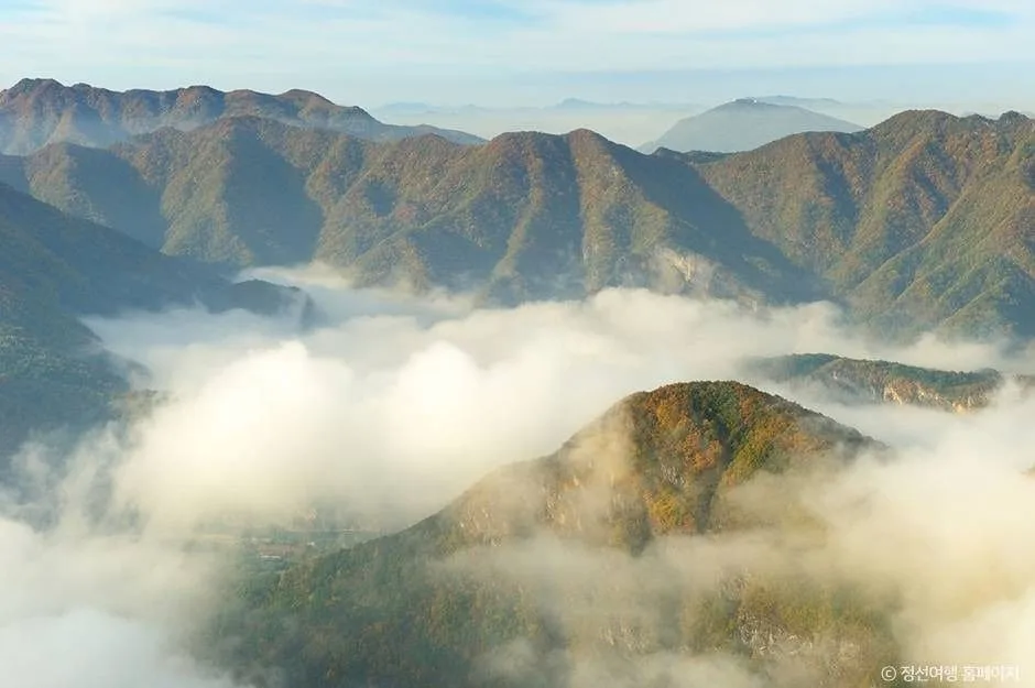백운산-중턱에-운무가-가득하다.