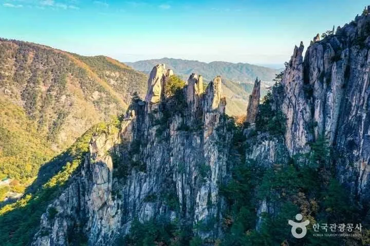 두타산-베틀바위가-뾰족뾰족-솟아있다.