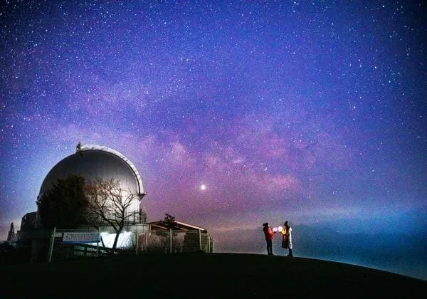 별마로-천문대-앞에-사람이-두명-서있다.