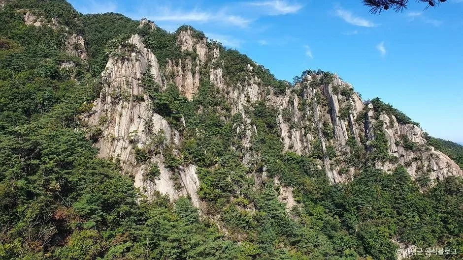 운악산-병풍바위가-크게-솟아있다.