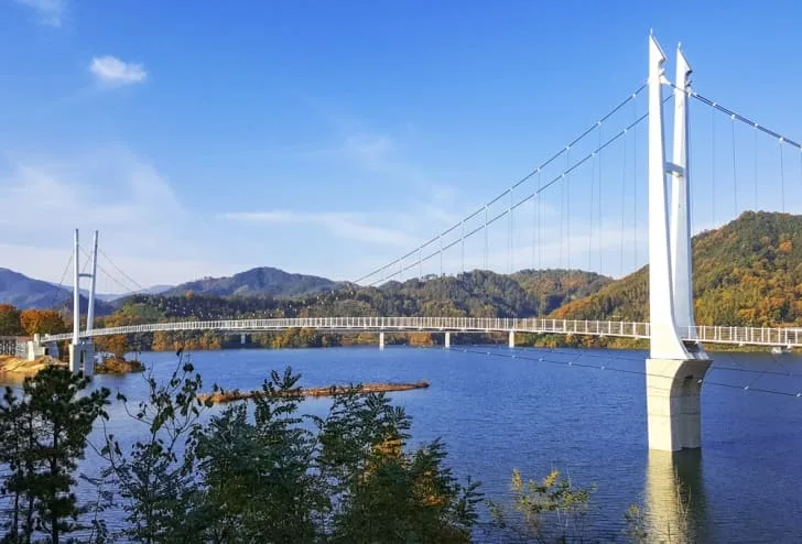 부항댐-출렁다리-현수교의-전경