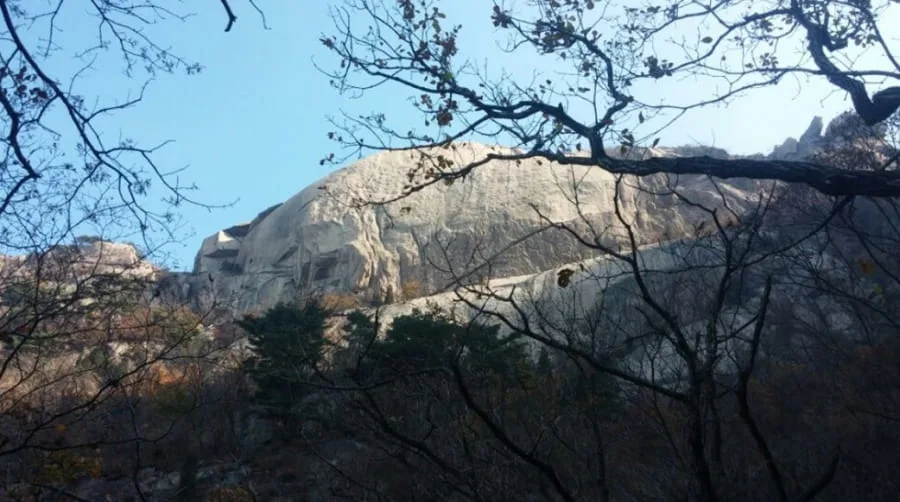 북한산의-거대한-숨은벽-암릉이-드러나-있다.