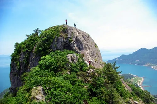 옥녀봉을-오르는-등산객들