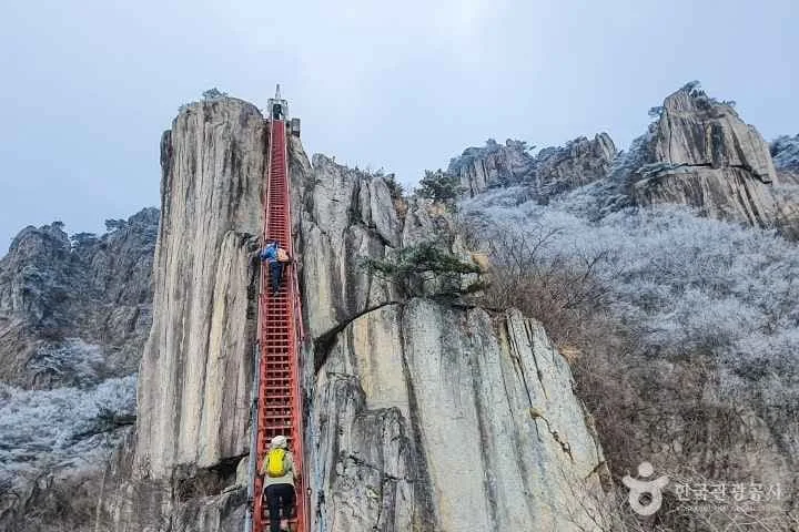 등산객이-가파른-삼선계단을-올라간다.