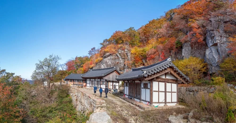울긋불긋-단풍-든-상백운암-인근을-사람들이-걸어간다.