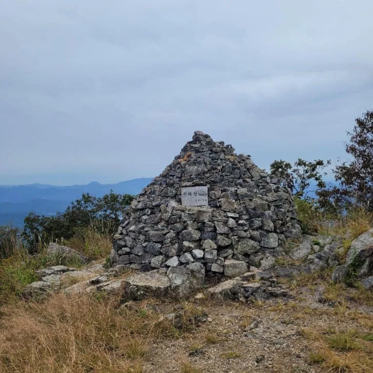 서대산-정상부에-돌탑과-정상석이-놓여있다.