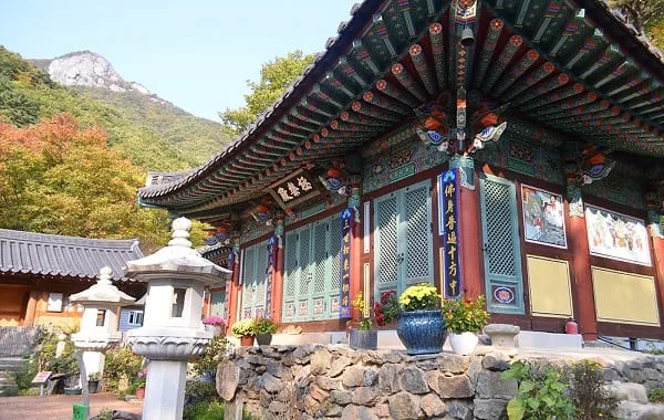 운문산-아래-석골사-암자가-서있다.