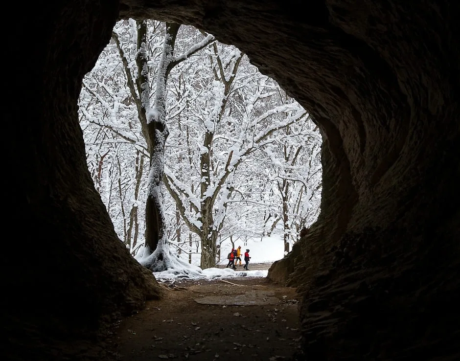 눈내린-선운산의-풍경이-동굴-사이로-보인다.