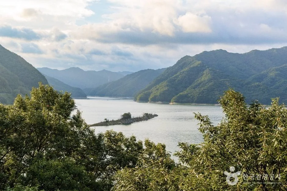 소양호와-주변-산이-어우러져-보인다.