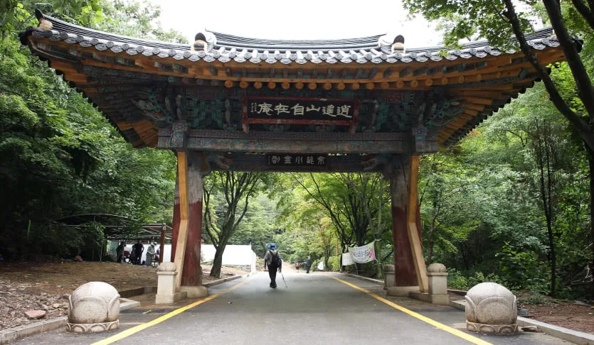 소요산-일주문-아래-사람이-지나간다.