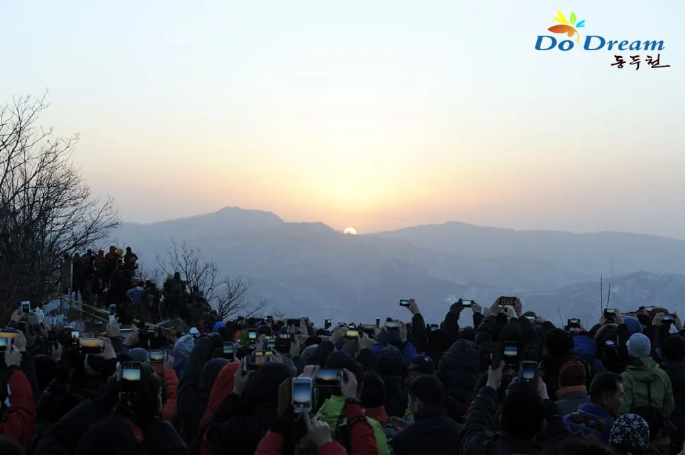 많은-사람이-스마트폰으로-소요산에서-일출을-촬영하고-있다.