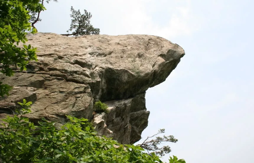 새-부리-모양의-수리바위가-뾰족하다.