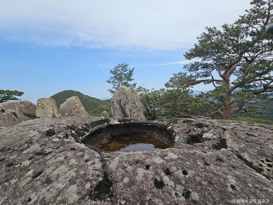 쉰움산-정상-돌우물에-물이-고여있다.