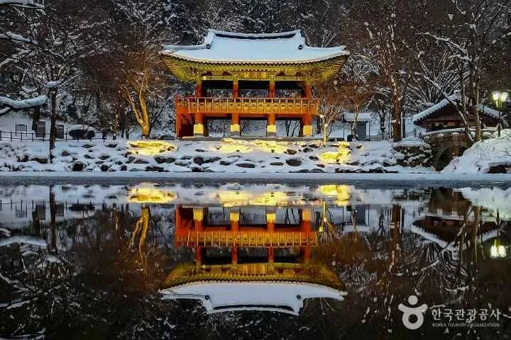 쌍계루에-눈쌓인-백양사가-비쳐-보인다.