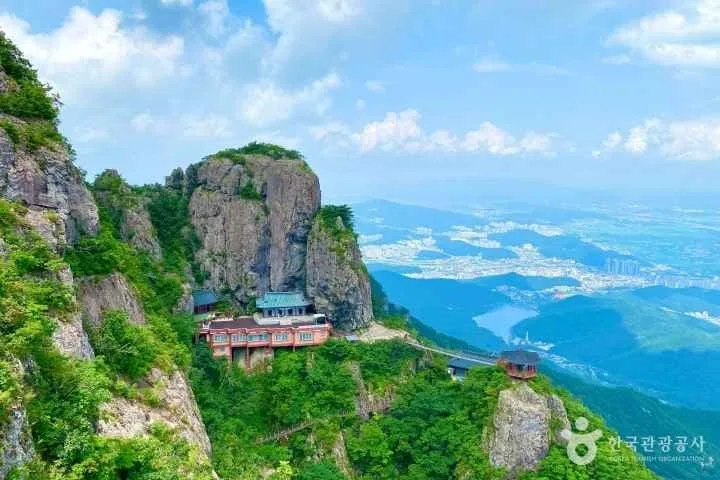 금오산-절벽-위의-약사암