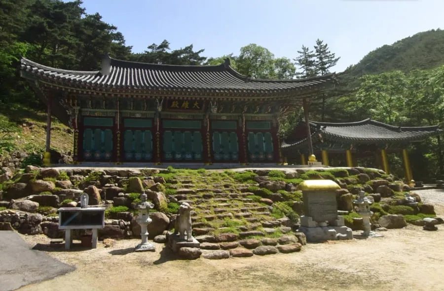 팔각지붕을-얹은-전통-사찰-및-전각