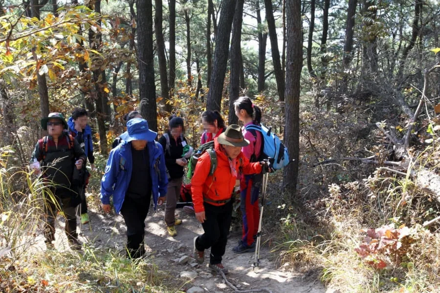 등산객과-엄홍길이-산길을-오른다.