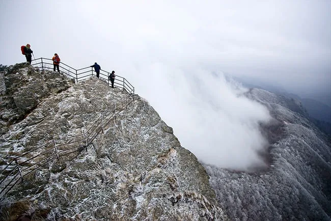 가파른-계단을-걸어-정상으로-오르는-사람들