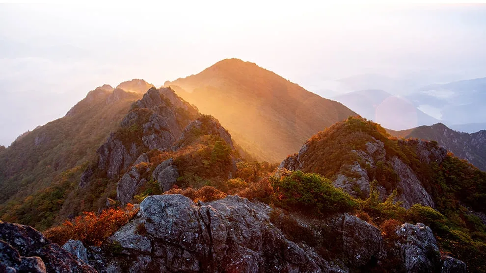 예산-가야산-봉우리에-단풍이-빨갛게-들었다.