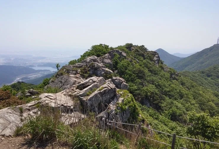 예산-가야산-정상에-바위가-가득하다.