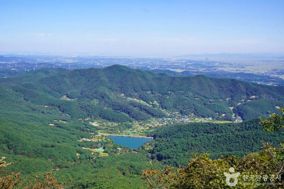 예산-가야산-정상에서-저수지와-마을-풍경이-보인다.