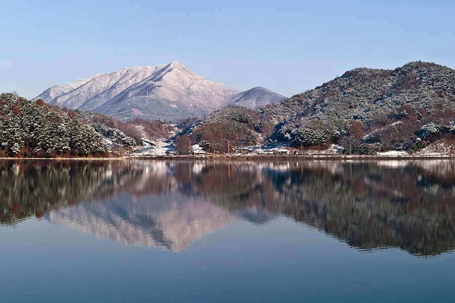 눈-내린-오서산이-물에-거울처럼-비쳐있다.