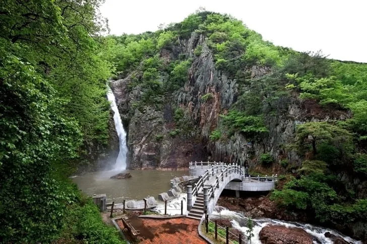 옥계폭포에서-물줄기가-떨어지고-있다.