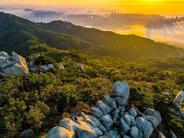 용봉산-암릉이-일출에-반짝인다.