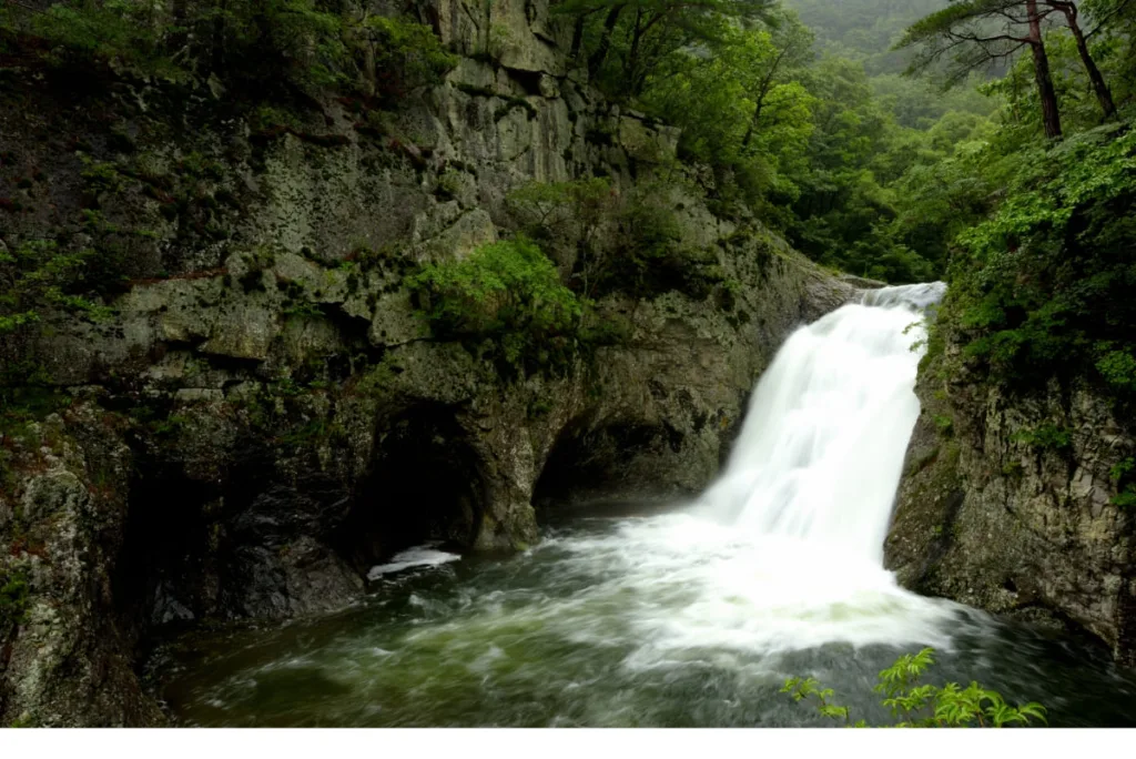 폭포에서-물줄기가-호쾌하게-쏟아진다.