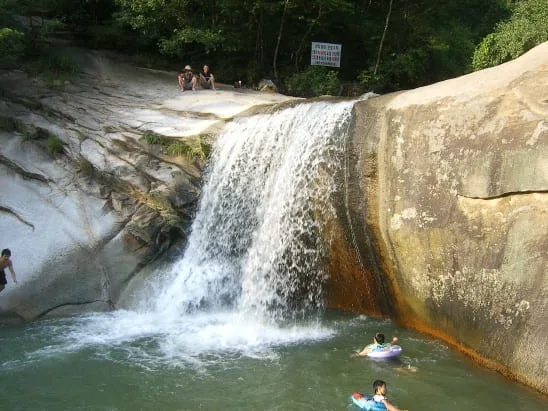 용추폭포에서-피서를-즐기는-사람들