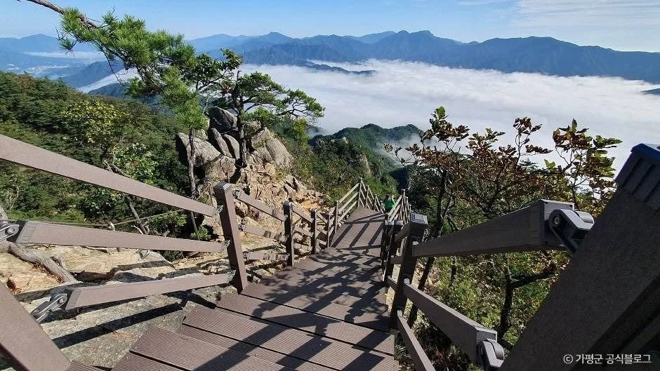 구름-위로-운악산-정상을-향한-계단이-놓여있다.
