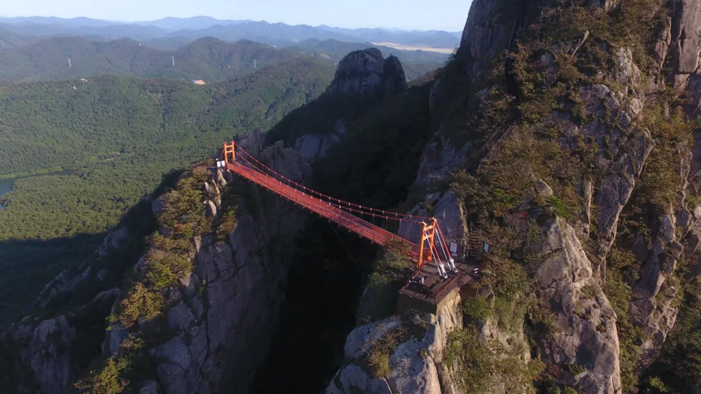 월출산-골짜기-위에-구름다리가-설치되어-있다.