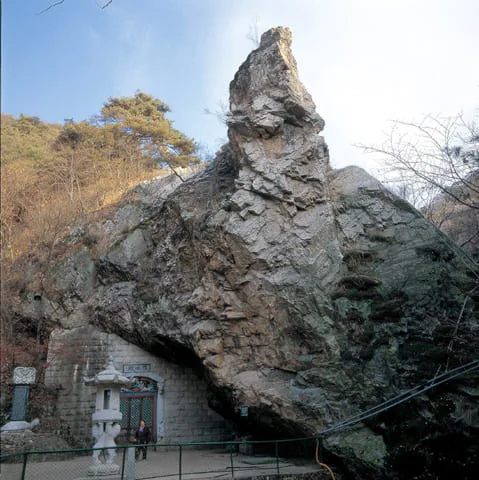 커다란-바위-아래의-자재암