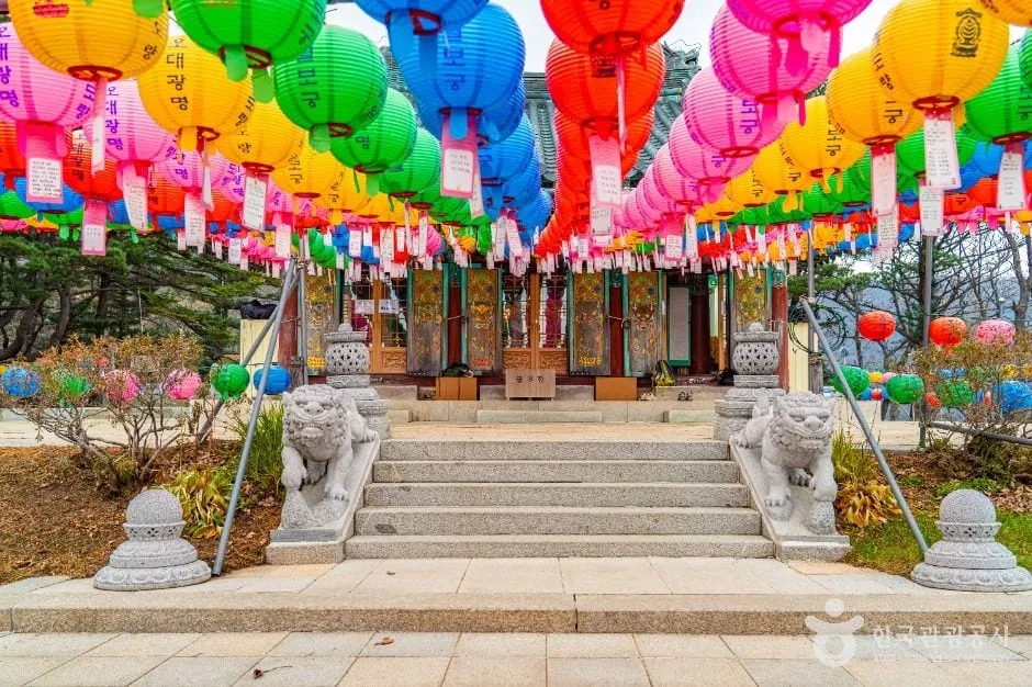 알록달록한-연등이-적멸보궁에-달려있다.