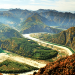 백운산과-동강이-어루어져-보이는-풍경이다.